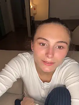 SophiiaStarr online show from October 9, 2025, 4:18 pm