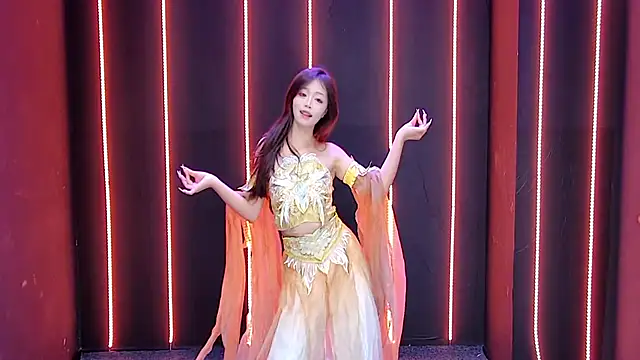 queen-001 online show from December 1, 2025, 1:45 pm