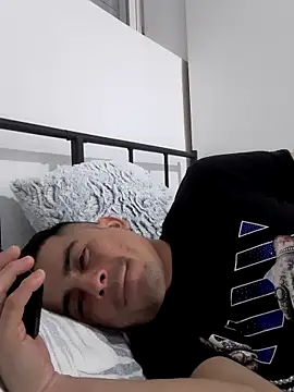 Andr3s69xxx online show from February 10, 2026, 9:03 pm