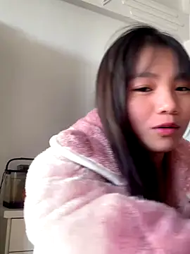 Emlyly-18 online show from November 19, 2025, 12:43 am