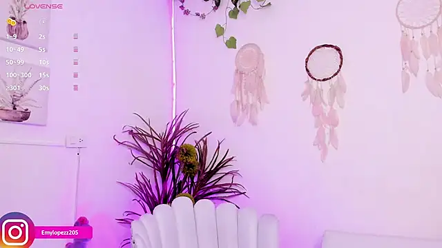 Snapshot of Emylopezz chatting on November 16, 2025, 11:08 pm Emylopezz online show from November 16, 2025, 11:08 pm