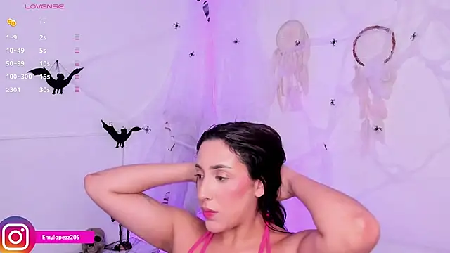 Snapshot of Emylopezz chatting on October 25, 2025, 8:20 pm Emylopezz online show from October 25, 2025, 8:20 pm