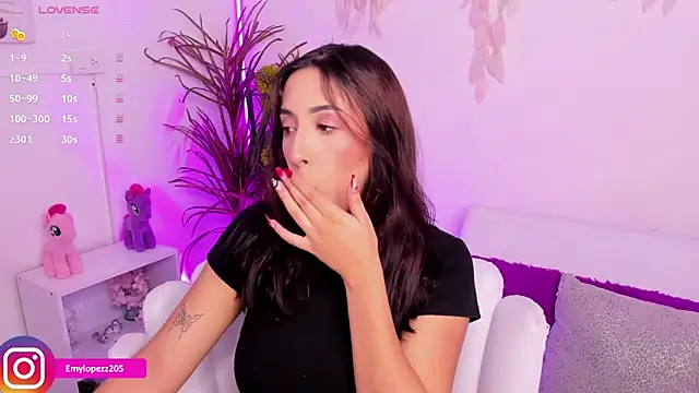 Snapshot of Emylopezz chatting on November 5, 2025, 8:56 pm Emylopezz online show from November 5, 2025, 8:56 pm