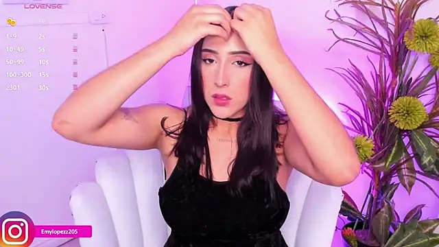 Snapshot of Emylopezz chatting on October 7, 2025, 9:05 pm Emylopezz online show from October 7, 2025, 9:05 pm