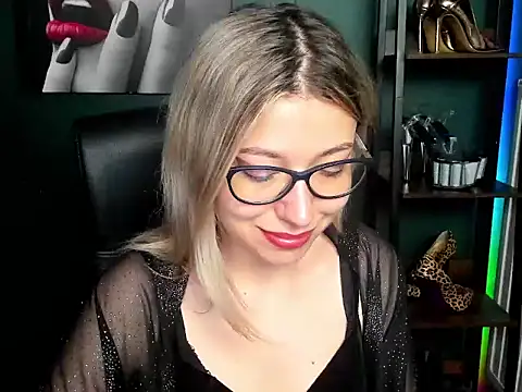 Snapshot of loveHeidi chatting on July 14, 2026, 4:39 am loveHeidi online show from July 14, 2026, 4:39 am