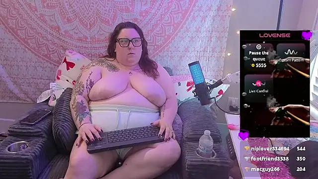 brookenicole3003 online show from May 9, 2026, 4:43 pm