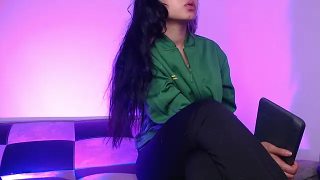 GwenHazel online show from November 25, 2025, 11:32 am