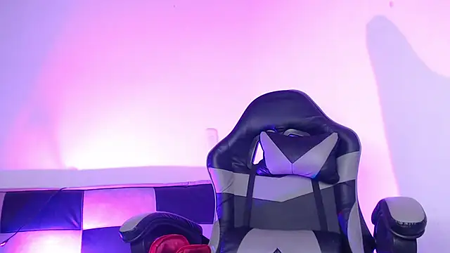 GwenHazel online show from November 10, 2025, 11:48 am