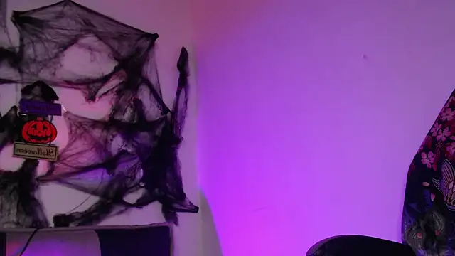 GwenHazel online show from October 30, 2025, 12:14 pm