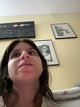 Brutecia2002 online show from April 1, 2026, 6:49 pm