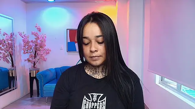 Black roseee online show from December 1, 2025, 7:37 pm