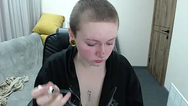 Nika Snow online show from October 7, 2025, 8:04 am