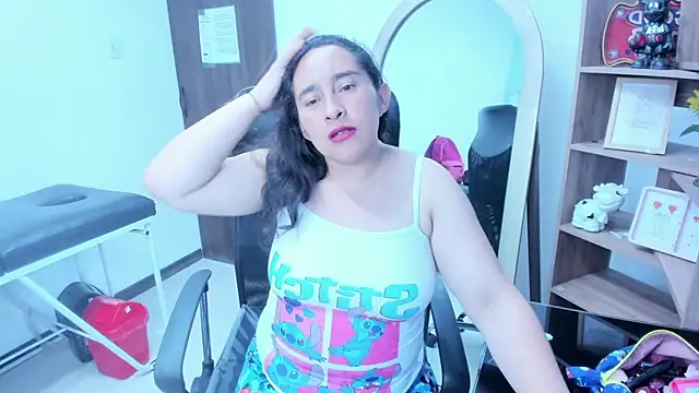 LeilaSmith  online show from May 27, 2026, 12:01 pm