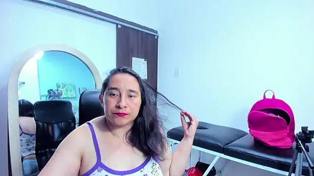 LeilaSmith  online show from May 11, 2026, 12:17 pm