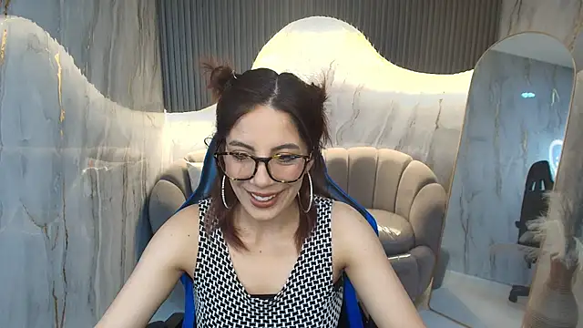 nadia r  online show from June 20, 2026, 7:41 pm