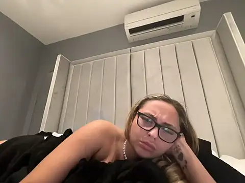 petitelucyXoxx online show from May 3, 2026, 7:28 pm
