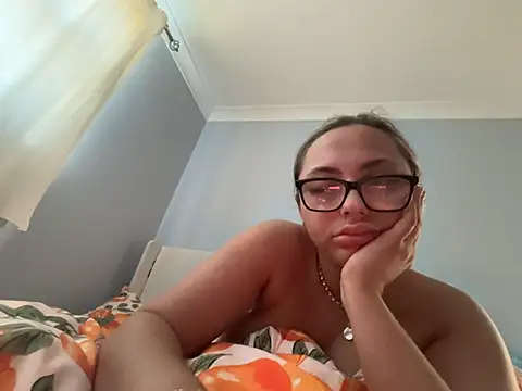 petitelucyXoxx online show from April 28, 2026, 6:34 pm