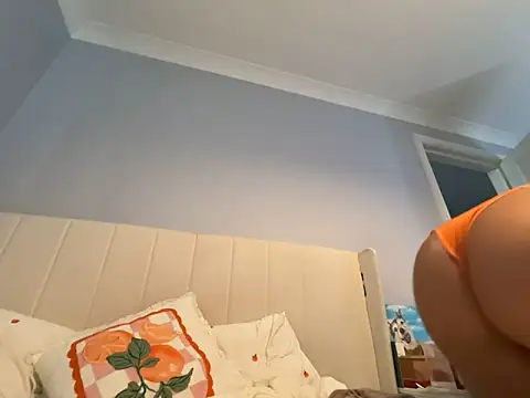 petitelucyXoxx online show from May 18, 2026, 6:01 pm