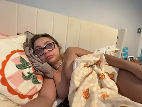 petitelucyXoxx online show from June 24, 2026, 4:33 am