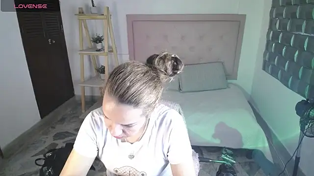 Dulce  Lovee online show from November 22, 2025, 10:19 pm