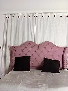 Mia2xsmith online show from January 8, 2026, 6:30 am