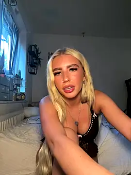 Snapshot of BlondeBetty chatting on September 29, 2025, 4:56 pm BlondeBetty online show from September 29, 2025, 4:56 pm