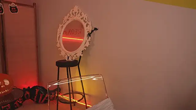 glowwww  online show from October 31, 2025, 5:09 pm