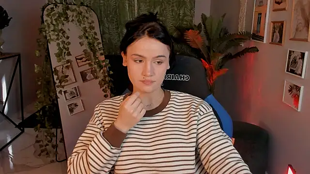 MonicaFarmer online show from April 15, 2026, 5:57 am