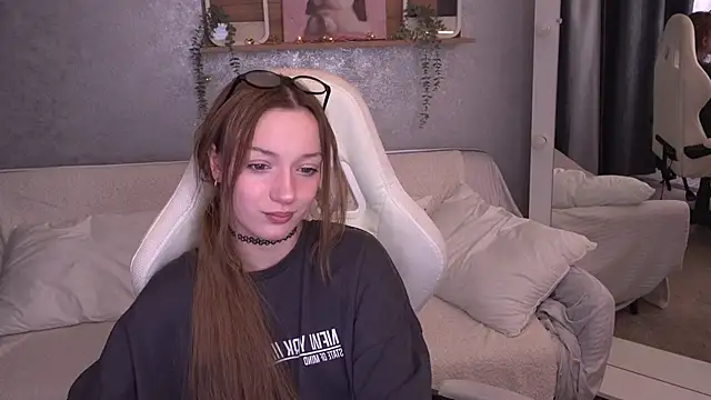 FoxyMayy online show from December 2, 2025, 2:08 pm