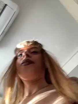 BabyBee  online show from October 28, 2025, 1:43 pm