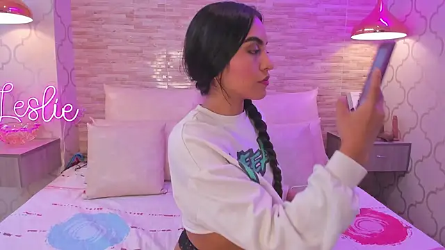 Leslie Bussh  online show from October 16, 2025, 3:20 pm