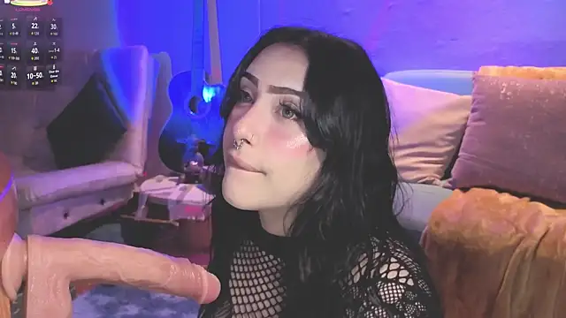 ashlynnlowe  online show from October 4, 2025, 7:37 pm