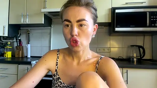 Snapshot of MartaLuna_ chatting on July 1, 2026, 1:11 pm MartaLuna online show from July 1, 2026, 1:11 pm