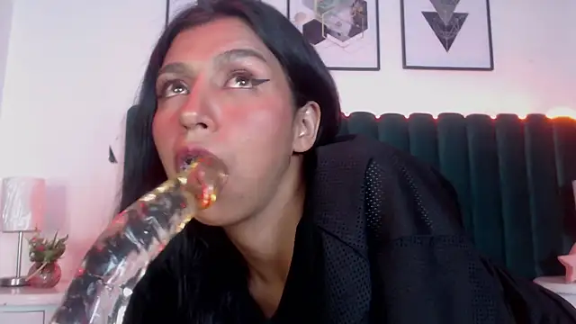 Keila Fg online show from November 13, 2025, 8:02 pm