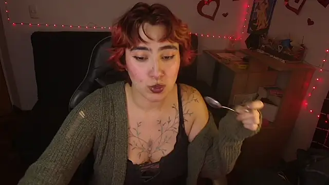 Miacatsito3 online show from May 7, 2026, 11:41 pm