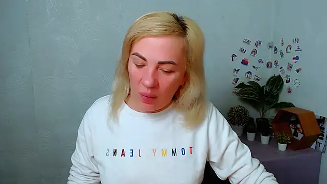 EmmaCat  online show from December 16, 2025, 5:22 am