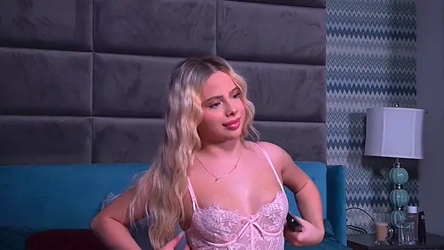 YssabelFox online show from November 28, 2025, 4:51 pm