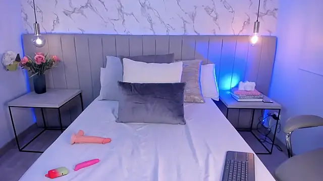 Amber Santana online show from October 3, 2025, 10:00 pm