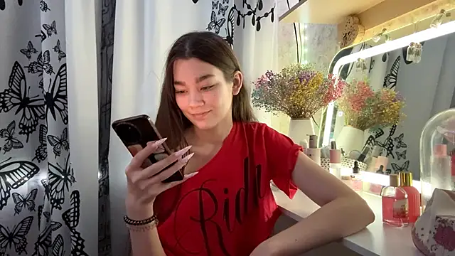 Cuteviola online show from December 2, 2025, 9:44 am