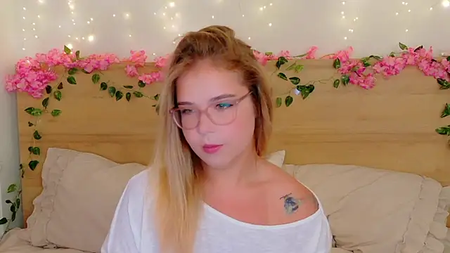 Snapshot of Lilith_Bonheur chatting on November 8, 2025, 9:18 pm Lilith Bonheur online show from November 8, 2025, 9:18 pm