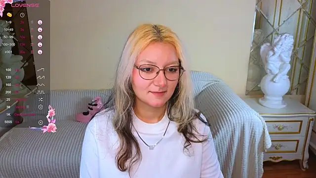 JuicyLullu online show from November 22, 2025, 11:20 am