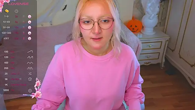 JuicyLullu online show from November 6, 2025, 4:27 am