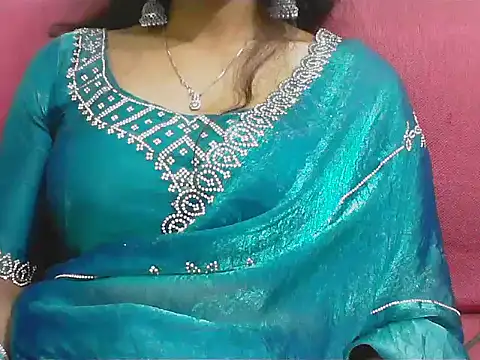 short girl  online show from February 5, 2026, 7:43 pm