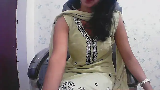 short girl  online show from April 18, 2026, 12:02 am