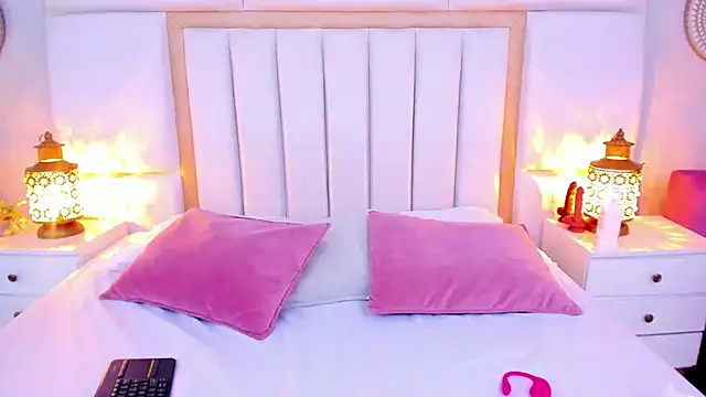 LaylaaDoll online show from April 11, 2026, 7:39 pm