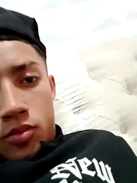 Snapshot of polylove18 chatting on November 28, 2025, 7:25 pm polylove18 online show from November 28, 2025, 7:25 pm