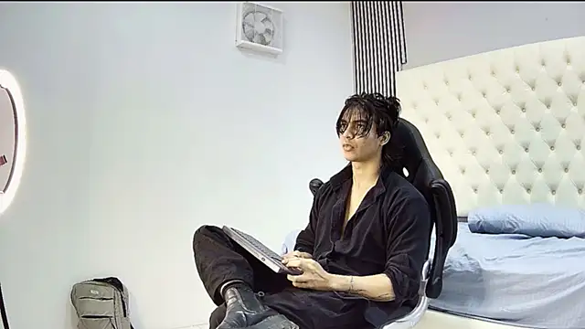 toji luxxer online show from November 2, 2025, 2:16 am