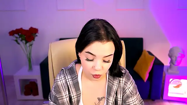 leslierowe  online show from September 19, 2025, 12:53 pm