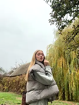 Snapshot of MilaMoone chatting on November 10, 2025, 12:43 pm MilaMoone online show from November 10, 2025, 12:43 pm