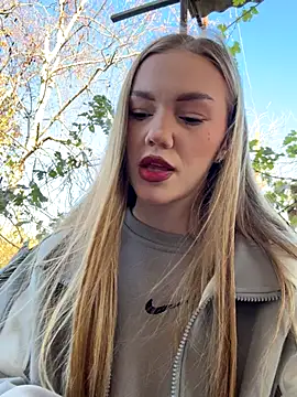 Snapshot of MilaMoone chatting on November 3, 2025, 11:25 am MilaMoone online show from November 3, 2025, 11:25 am